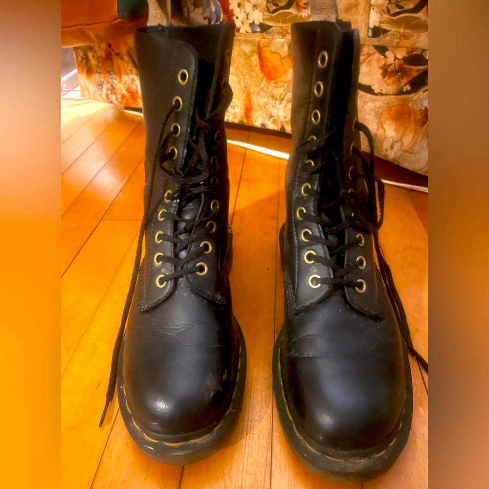 Vegan 1460 10 eye Dr. Martens boot womens 7